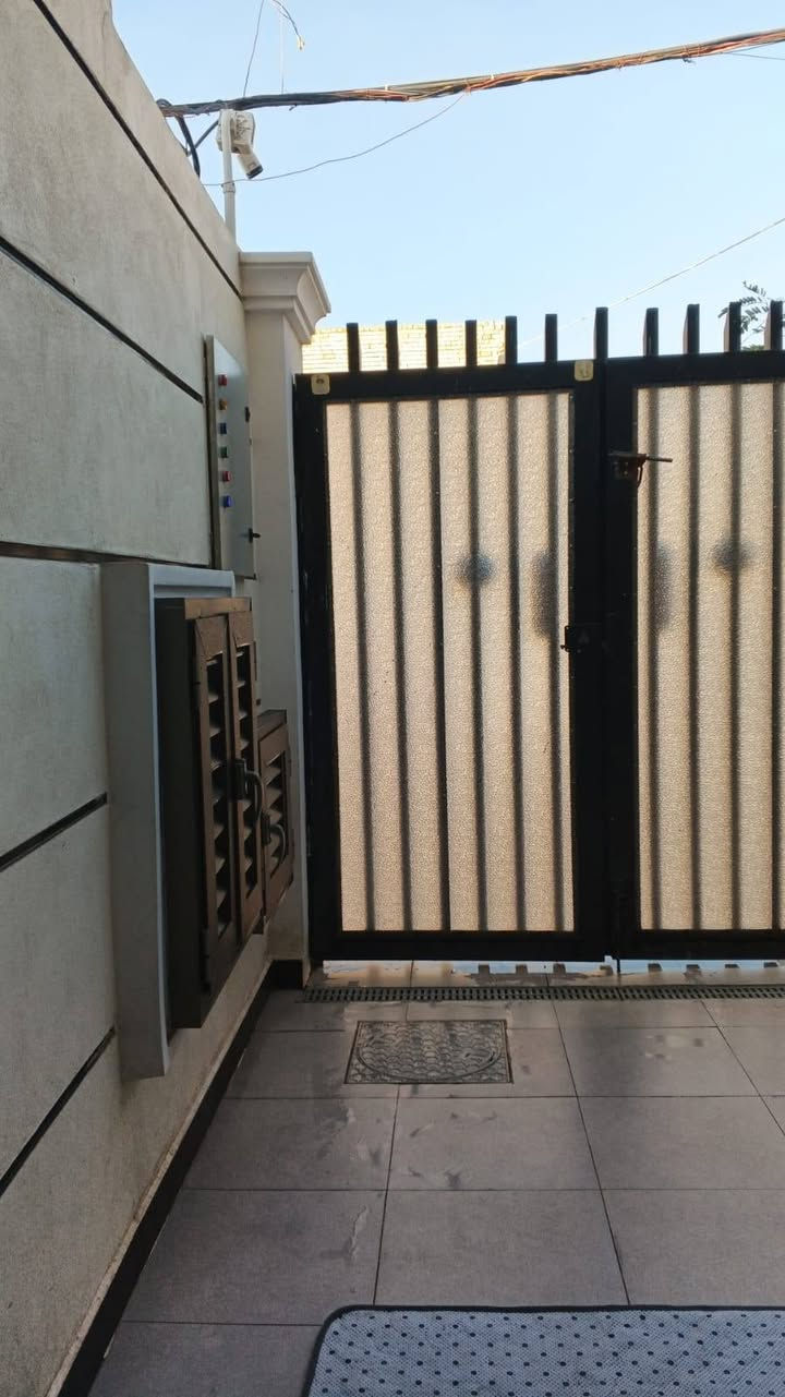 بيت للبيع مطلوب اسكان منطقة السكلات العشر تالاف شارع عمار ابو الانشائية طابقين الطابق الأرضي مكون من استقبال وحولي وغرفه وحمام وغربي وحمام خارجي للخطار المنور مستخدمه مطبخ ومسقف كامل بالنسبة للطابق الثاني غرفه اماميه كامله وجاهزه وحولي وحمام وغرفه غير مسقفه وبيتونه كامله وسطح شتايكر تانكيات ثنين سخان كبير منظومه كامرات ومنظومة غاز وباقي الاثاث وياه الاتصـال على الرقم ***********
