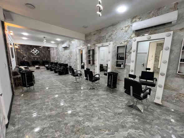 صالون متكامل ومجاز للبيع  مع المكان او بدون يشمل كل الاقسام التجميل والسبا  
المحتويات ميز رسبشن 
طخم عدد ٢ واحد 
غرفه تبديل ملابس للعرايس 
مطبخ 
غرفه تنظيف بشره مع سديه و كامل المعدات و جهاز hydrobeauty ١٢ هاند مع ديرمابن و كت تنظيف بشره مواد طبيعيه كوريه 
غرفه ازاله الشعر اما بالشمع او تحتوي على جهاز كانديلا ثلجي ليزر 
و جهاز بيكو شور لعالج النصبغات و الكلف و النمش 
ميز اظافر من الاطلس
كراسي بيدكير عدد ٣ مع تجهيز بديكير مواد كامل 
٤ مغاسل شعر من الاطلس 
٤ كراسي شعر ايضا من الاطلس 
غرفه مكياج معزوله و كامله مع كرسي مكياج 
ادوات و مواد مكياج و تسريح و معالجه و صبغ شعر
ترولي عدد ٢
سستم صوت لكل الغرف 
سستم كاميرات
سبالت ٢ طن عدد ٢
سبلت كنتوري ٣ طن عدد ١
سبلت طن ونص عدد ٣ 
كلها انفريتر يشتغل على مولده 
ديكور تصوير مكانين 
المكان مساحته كلش واسعه و قابله للتطوير مساحته ٢٢٠ متر

للاستفسار والتواصل
 ***********
