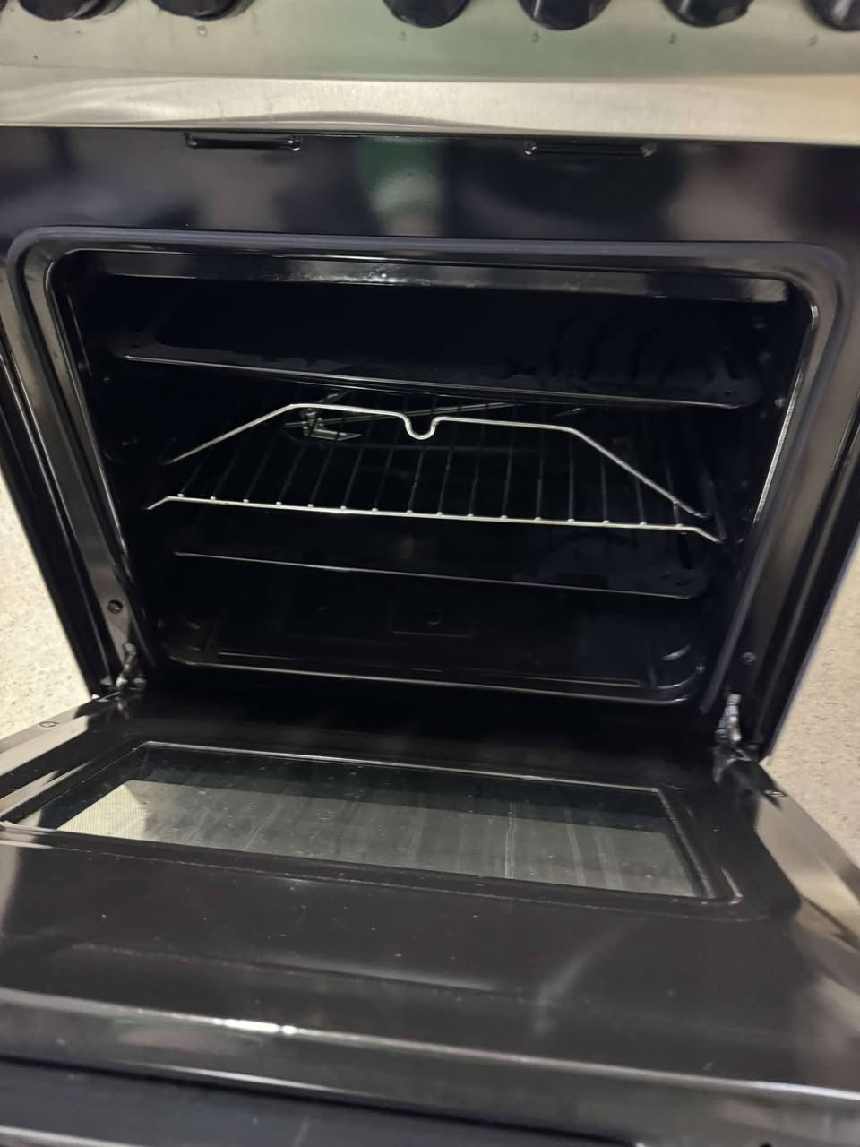 معرض زياد الأثاث المنزلي 🫴
طباخ تركي 4 عيون فرن فوك وفرن جوه 
أخو الجديد ستعمال شي قليل بشكل 
العنوان  تكريت شارع الزهور خلف افران الكرخ وقاسم مول معرض زياد الأثاث المنزلي 🫴 
***********
