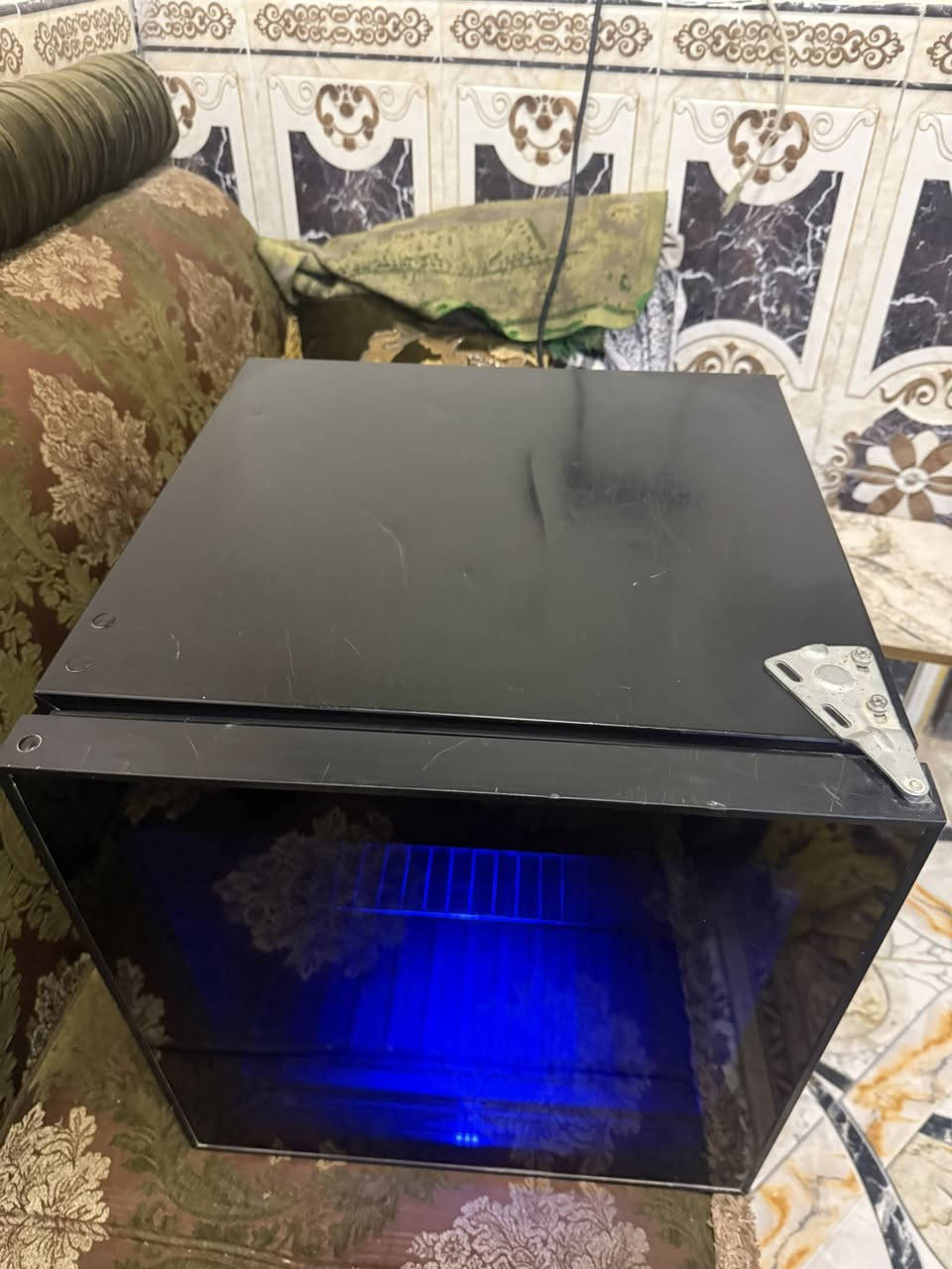 ثلاجه عارضه  للبيع.  شغاله.   السعر 75 الف  قفل
***********
