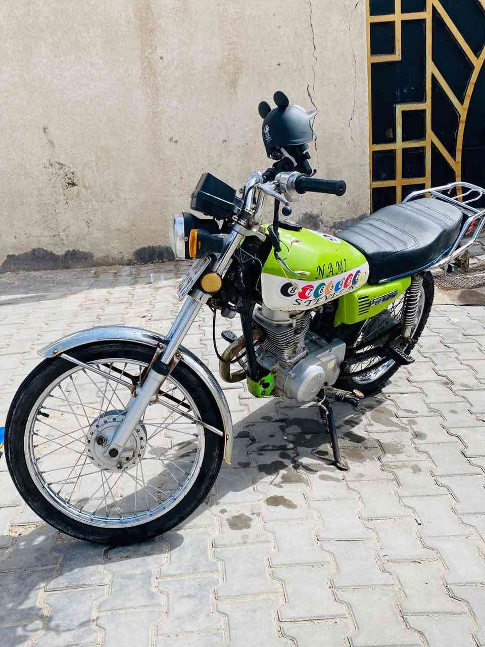 السلام عليكم دراجه نامه متياز البوريه الضعيفه رقم وسنويه الدراجه جديده لايتات وشاير شغالات بس تربطهن يشتغلن الدراجه حلوه وجهزه بس الدرجه مفتوحه مرا وحده وهسه طلع بيهه صوت بل مكينه نصهه تكول بكن ونصهه تكول كامه السهر ب1250وبيهه مجال للشراي العنوان بصره الطوبه والنخيل رقم الهاتف ***********
