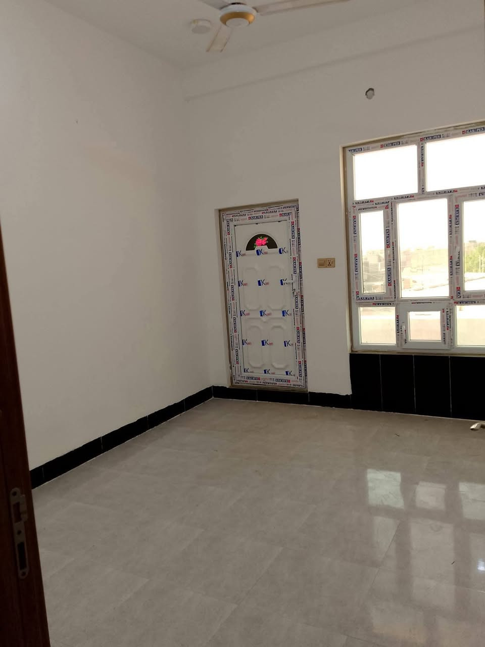 شقه للايجار 
 تكون من غرفه عدد 2 + صحيات ومطباخ + وحمام وصاله كبيره ايجار شقه 200 
العلوان الرمادي 7 كيلو غرب جامع الأخوين 
 استفسار انتصل ***********
كل خدمات متوفر
