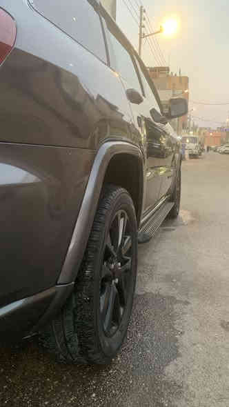 السلام عليكم جيب كراند شيروكي فئه بلاك توب 2018 محرك 6 سلندر 3600 سياره رقم بصره تحويل ثاني يوم مواصفات 
فتحه 
حساسات خلفيه 
باب شفط 
فول تحكم ستيرن
 كشن كهرباء
 اطفاء ذاتي 
شاشه كبيره 
رادار خلفي 
ويل 20 اسود بلاك بلادي
 كشنات جلد ومخمل  
حساسات ضغط الاطارات وياقي المواصفات المعروفه سياره جديده ماشيه 92 الف كم شرط الفحص حادثها جدا خفيف جاملغ خلفي فقط باقي السياره كفاله حتى من البارد السعر 248 وبيها مجال للشراي الاتصال ***********
