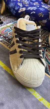 حذاء اديداس • جلد نمري • ما ملبوس