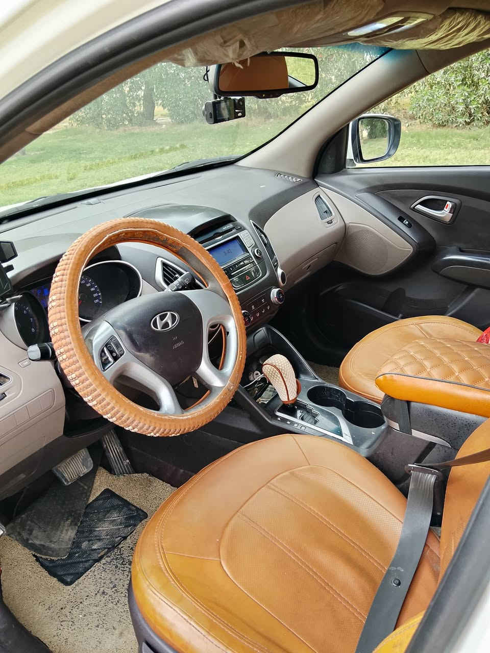 🚘 للبيع | Hyundai Tucson 2013 خليجي 🇰🇷
✨ المواصفات: ▪️ بانوراما
▪️ شباج أسود
▪️ كشافات أمامية وخلفية
▪️ تحكم لايتات كهربائي
▪️ تحكم بالستيرن
▪️ كاميرا خلفية
▪️ داخلية جلد
▪️ ويل كب  18 
▪️ إشارات بالمرايات
▪️ محرك 2000cc دوش
✅ السيارة جاهزة بالكامل وما تحتاج أي مصروف
✅ المكينه و الگير مكفولات

🔹 ملاحظات: ▪️ بيها رشات صبغ أثر شوط بدون دواخل عدا باب الجنطه تبديل نفس اللون
السعر 127 و بي مجال
***********
