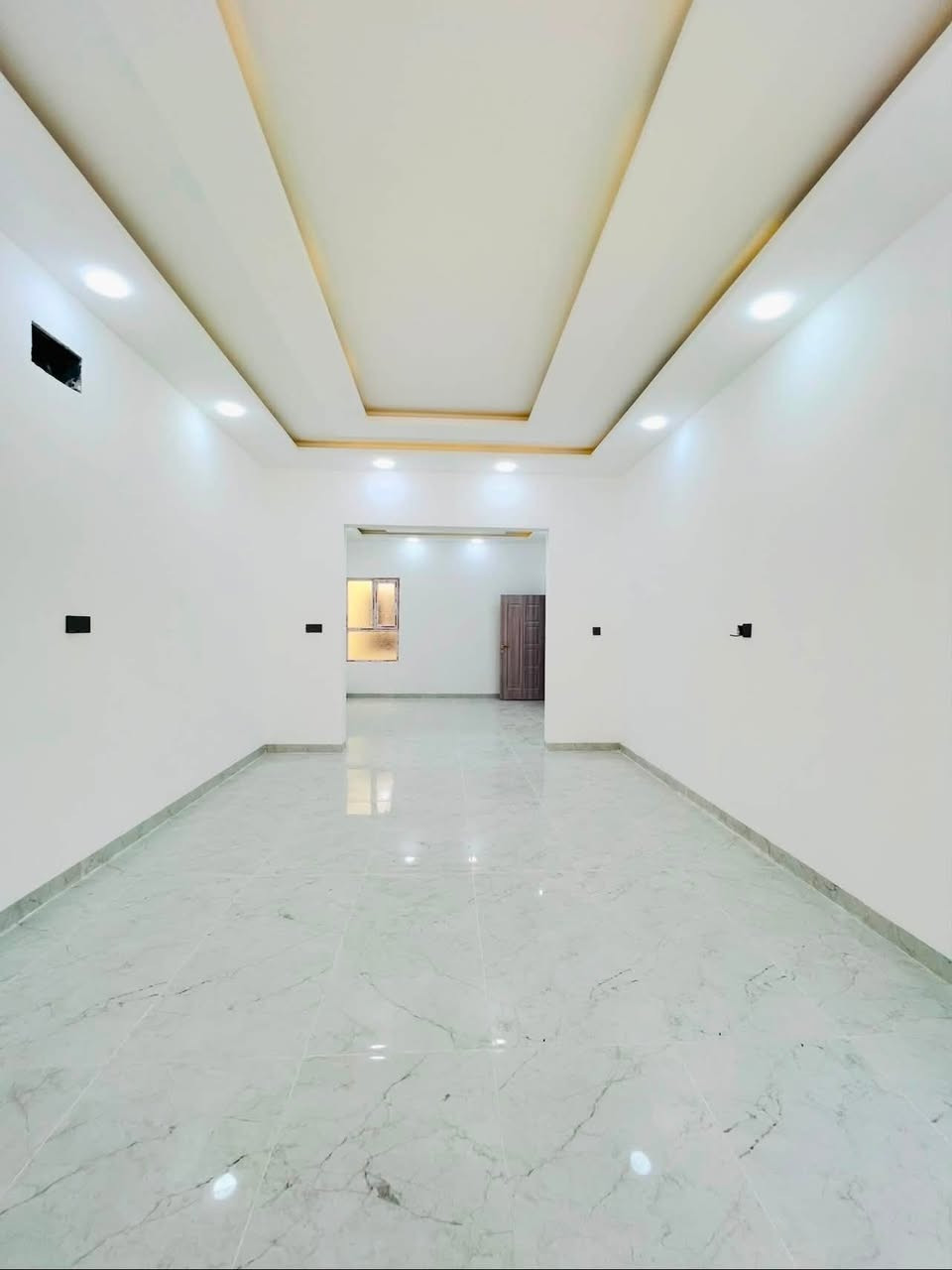 للبيع دار في حي الملايين الأولى / قرب جامع الصواف 

المساحة البيت 160متر   واجهه 8م  

الطابق الاول غرفتين نوم واستقبال وهول ومطبخ وصحيات 

الطابق الثاني ثلاث غرف نوم وحده سويت وهول وصحيات 

صنف العقار بستان ملك صرف طابو الزهور 
شارع بعرض 10متر

تسليم البيت مفتاح فوري🔑

السعر علق بكلمة تم $$

للاستفسار اكثر الاتصال على الأرقام التالية 

  *********** // ***********
