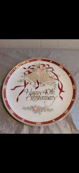 صحن ( ماعون ) قديم موثق بالاهداء ومرصع بالمينا وبعض الرسوم اليدوية مع الاحجار الكريمة واللؤلؤ الطبيعي ،،، القطعة نادرة  

     ***********    واتساب &  فايبر
