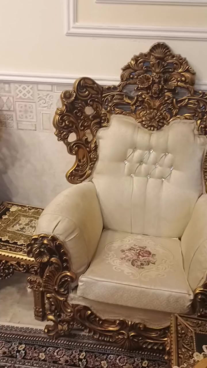 تخم ملكي 2 قنفه كبيره + 6 كراسي نظافة 95 ٪ لا شك ولا كسر للاستفسار *********** اتصال واتس
*********** اتصال
مكان كوت منطقة السياسين
