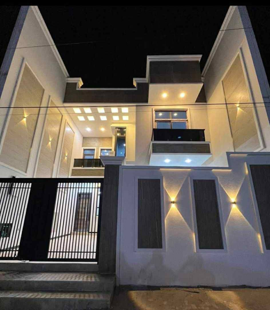 دار سكن للبيع
 طابو صرف
ديوانية حي الفرات 
قرب شارع الصب موقع مميز جدآ
يقع على شارع بعرض 15 متر 
بناء حديث 2025 بعده مامسكون
درجة اولى طابقين مسلح
الأرضية مرمر 
المساحة 202 متر 
تفاصيل الدار.... 
يحتوي على
 غرف النوم عدد 4 _ صالة عدد 2
 أستقبال  _ مطبخ حار + بارد 
مجموعة صحية عدد 3 _ گراج سيارة
                      مراجعة
مكتب العتابي للعقار  ديوانية الجزائر مقابل فندق برج الامراء
للاستفسار *********** مهدي العتابي 
           ***********  حيدر الفتلاوي
           ***********
