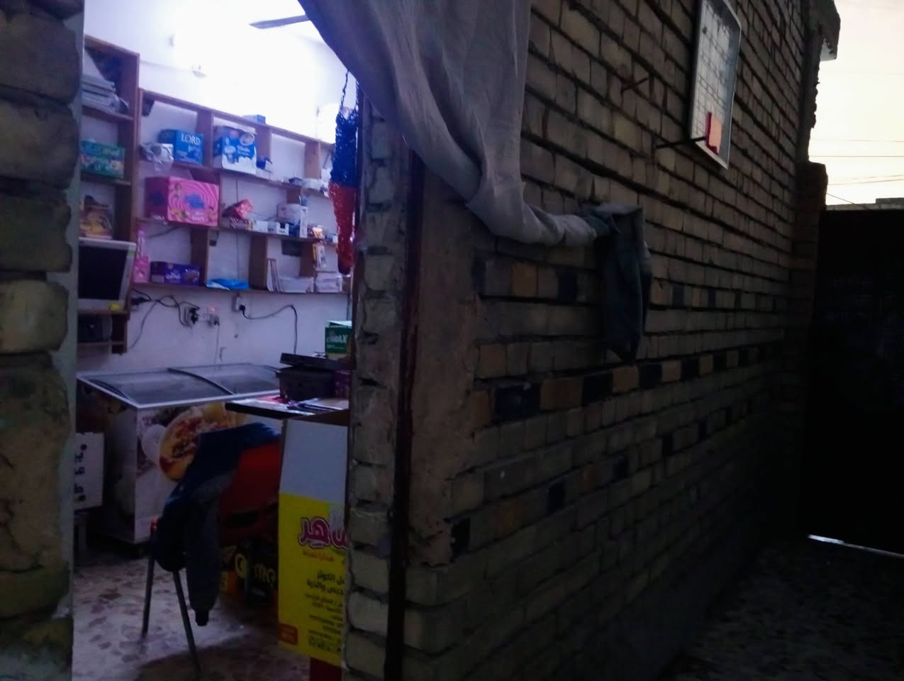 بيت للبيع 100 متر زراعي سند25 مع محل من ضمن البيت وفوق البيت بيتونه و غرفة بمساحة المطبخ  وستارة 
 العنوان بغداد حي البتول 
 الأرضية والسقف صب
وعالي عن الشارع نص متر وقريب عن شارع العام وبناء جديد سنة 2018 
الخدمات . مجاري المنطقة جديدة
وماء الاسالة مستمر 24 ساعه وكهرباء
وشارع تبليط و منطقة مرغوبة 

السعر 80
رقم الواتساب ***********
