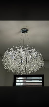 ثريه نظيفة كلش ماخذتها 600 ثكيله كلها كرستالات ب٢٠٠ وبيها مجال بسيط هذ...