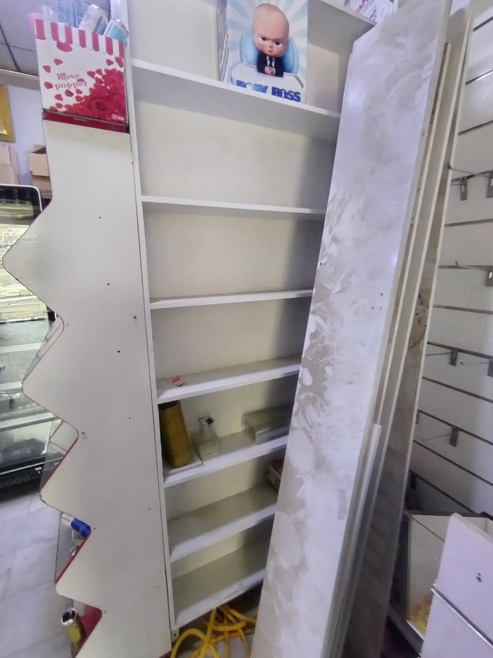 رفوف مع باترينات مع ميز عرض
للبيع العنوان شارع نعمه الريفي
للاتصال  ***********
