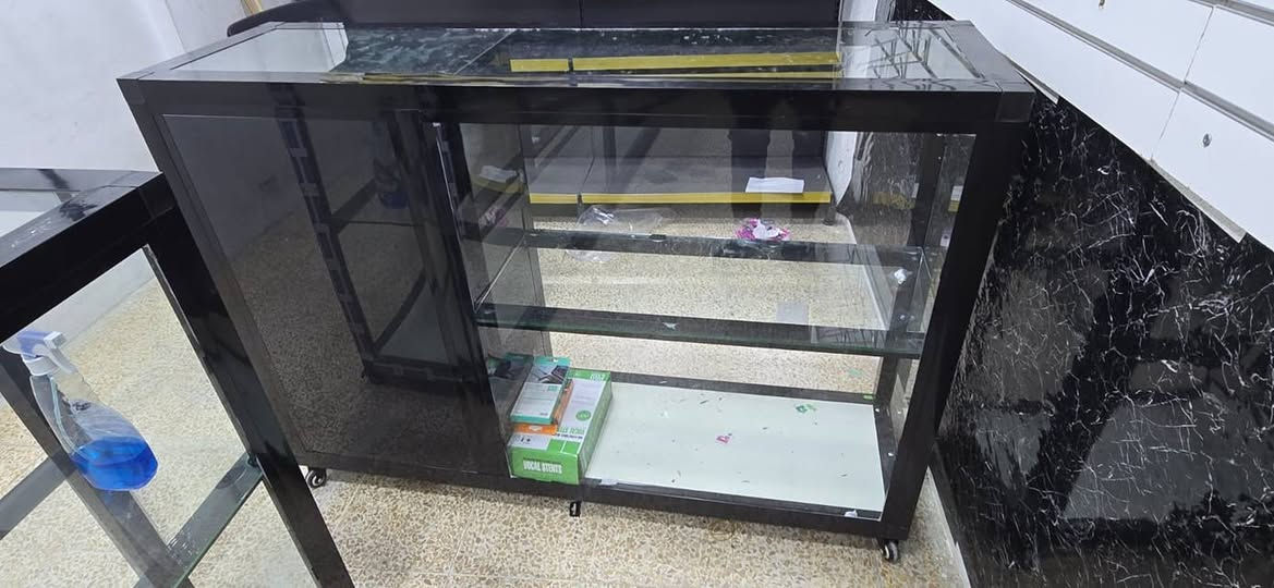 غراض محل موبايلات جاهو وكامل للبيع 
جامخانه 
رفوف  زجاج  عدد 4
رفوف ارضيه عدد 2 
لوحة كفرات بيضاء عدد 3
حمالات الكفرات عدد 100
ميز فاصل عدد 2
كرسي عدد 1 
كما موضح في الصور 
مستعمل شهرين فقط
الغراض مكلفاتني 1.550.000 
طالب عليهن 1.100.000
خاص او اتصال او واتساب 
***********
