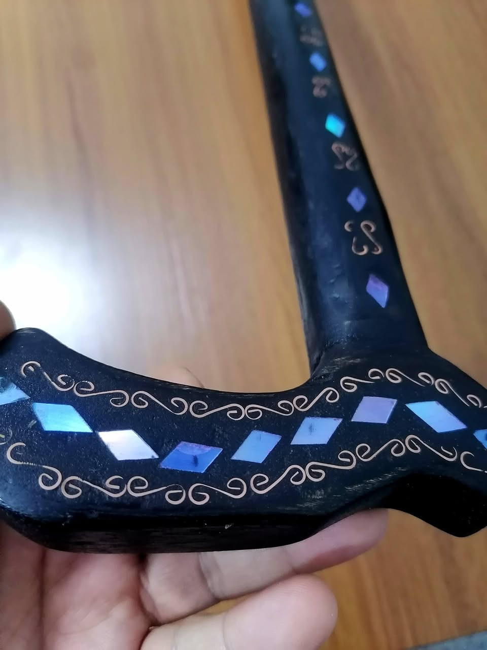 عوجية قديمة
 مشغولة صدف ونحاس الطول متر
يتوفر توصيل *********** وتساب
