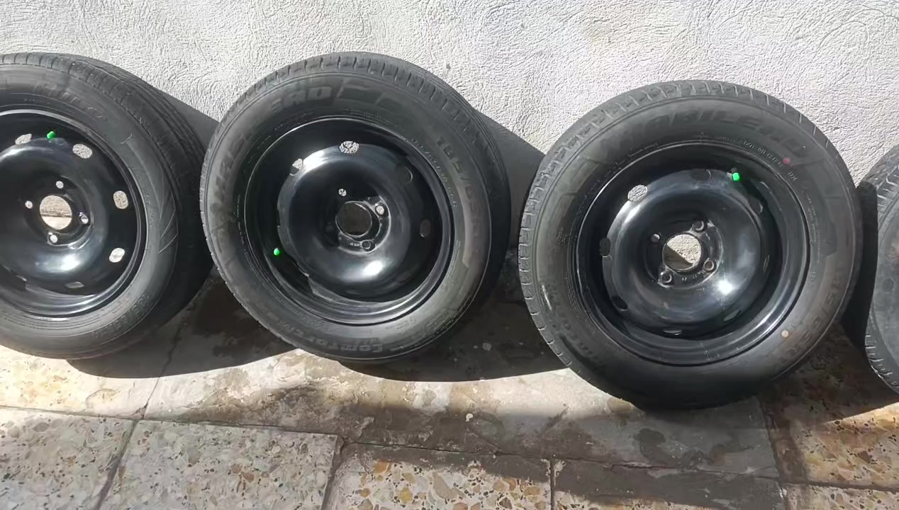 تايرات 14 هنه والوياله اخو الجديد عده تاير واحد مو هل كد  يرهم سبير ابيعهن كلهن هنه والوياله قفل 175  العنوان البلديات قرب ساحت الحمزه ***********
