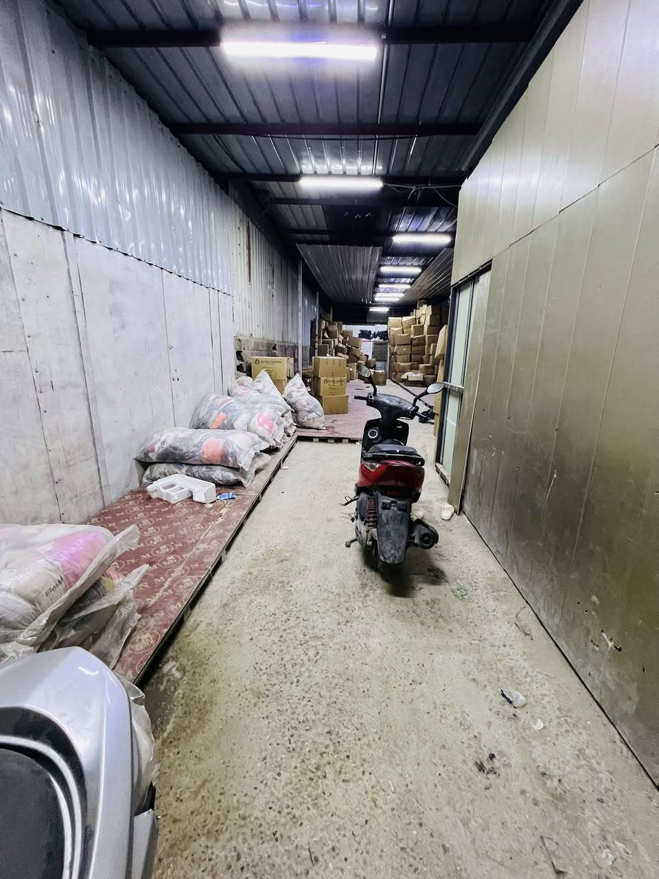 للإيجار مجمع اومخزن بمساحة كبيرة تجاري ع الشارع  ⬇️⬇️
تفاصيل حتوي على مخزنين 

ومكتب جاهز وصحيات 

موقع الشعب شارع الصحة  

*********** 

مكتب برج البنوك
