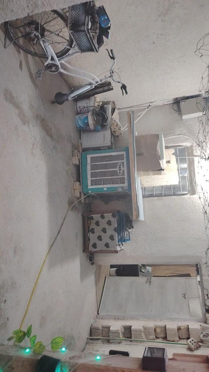 السلام عليكم بيت تجاوز للبيع تجاوز الاسكان الدورة مقابل المهديه الرابعه يحتوي على استقبال وغرفه جبيره وطرمه جبيره وترك جبير وصحيات ٢ومطبخ 
***********
البيت فارغ حالياً 
‭٠٧٧١ ٢٠٩ ٩٩٢٠‬
