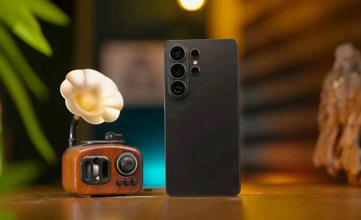 Samsung Galaxy S26 Ultra
الجهاز الاقوى من شركة samsung

التخزين : وأحد تيرآ 
الكاميرا: خلفية رباعية 200+50+50+10 م.ب. / امامية 12.
الشاشة: 6.9 بوصة بدقة 1440x3120 
البطارية: 5000 مللي أمبير 
 لاستفسار بالأرقام التالية . . .
***********
***********
