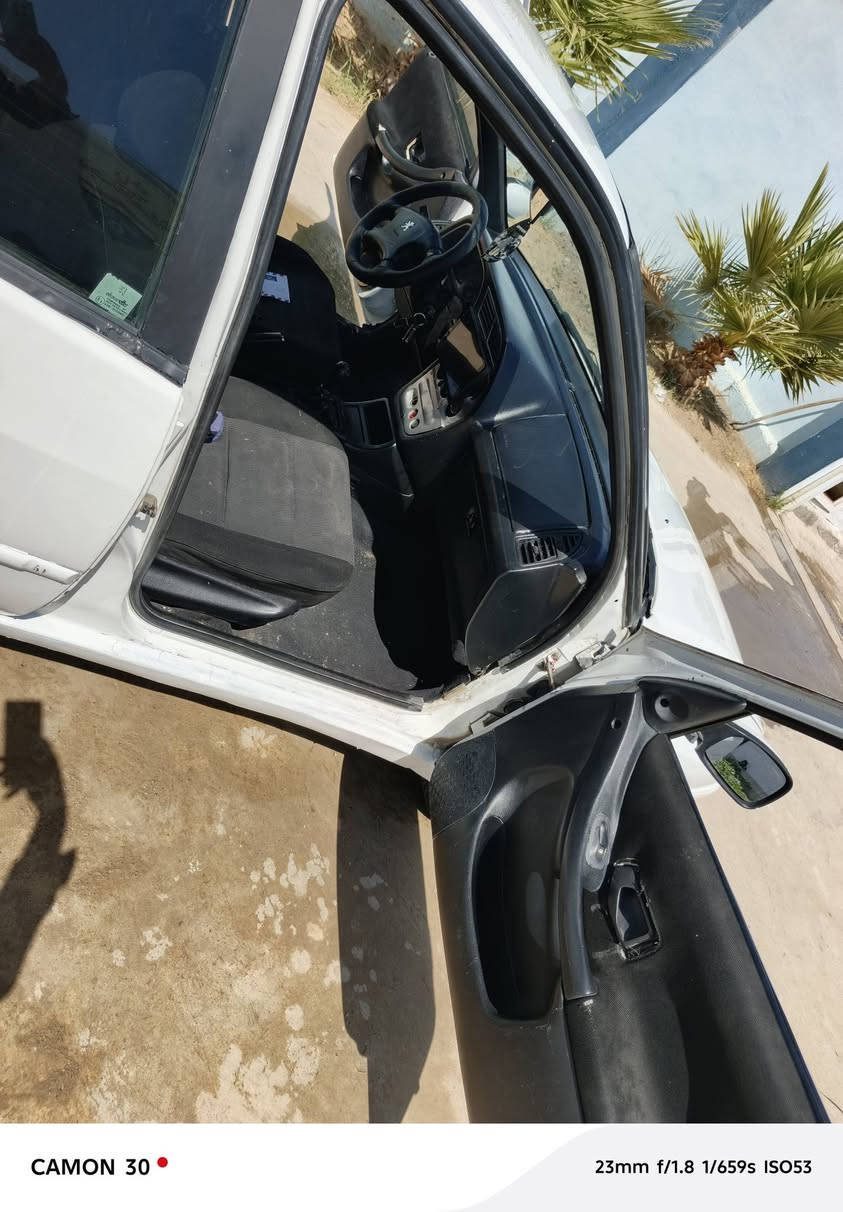 بيجو ٢٠٠٢ رقم نينوى غير حره نضيفة ومال بيت سعرها ٢٥ ورقه بيها مجال للشراي الاتصال على الارقام *********** /*********** مكان موصل
