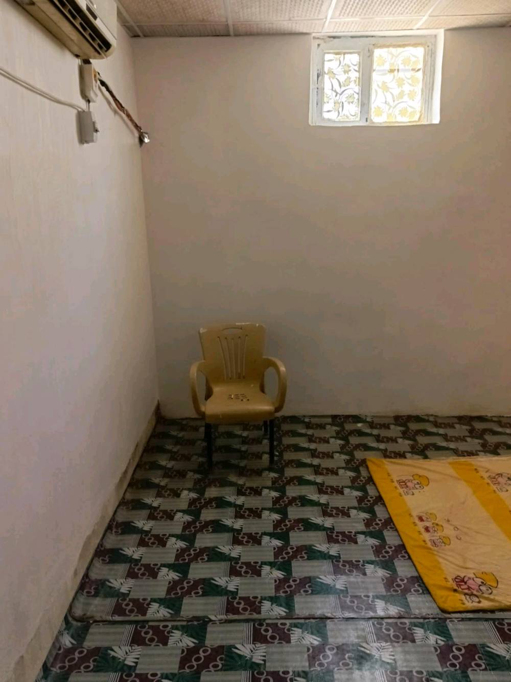 البيت طابو صرف مساحته 135 طابقين 
الطابق الاول غرفتين وصاله واستقبال وصحيات ومطبخ وطارمه 
الطابق الثاني غرفتين وصاله وصحيات وسطح 
العنوان الاسكان القديم خلف جامع الامام الحسن العسكري علما المنطقه موهله حاليا من ضمن 32 حي 