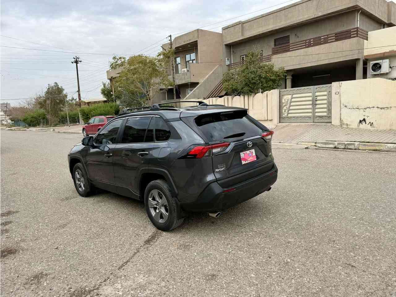 تويوتا راف فور 2024 موصفات XLE فول ماشية 11 الف فقط جديد دخلت العراق تترقم شمالي (أربيل او سليمانيه او دهوك )حسب رغبة المشتري سيارة 🚘 بيه ربع جاملغ سكن صبغ فقط وبونيد تبديل بلادي شركة نفس لون مطابق بدون صبغ دواخل سليمة ارباك فقط الاستيرن طاك وشادله بلادي شركة باقي إرباكات جميعها سليمة 
🚙 فتحة سلايت جنطة كهرباء كشنات كهربائي وجلد تحكمات رادار امامي وجوانب نقطه عمياء إشارات بالمري نظام ايكو نورما سبورت بصمة ابواب بصمة شاشه بلاكجتور لايتات ليت رادار حجر صالصنا كله بلادي  وبردة خلفي 
مكان سيارة كركوك حي العسكري سعره 224 بيه مجال للطيبين 
***********
