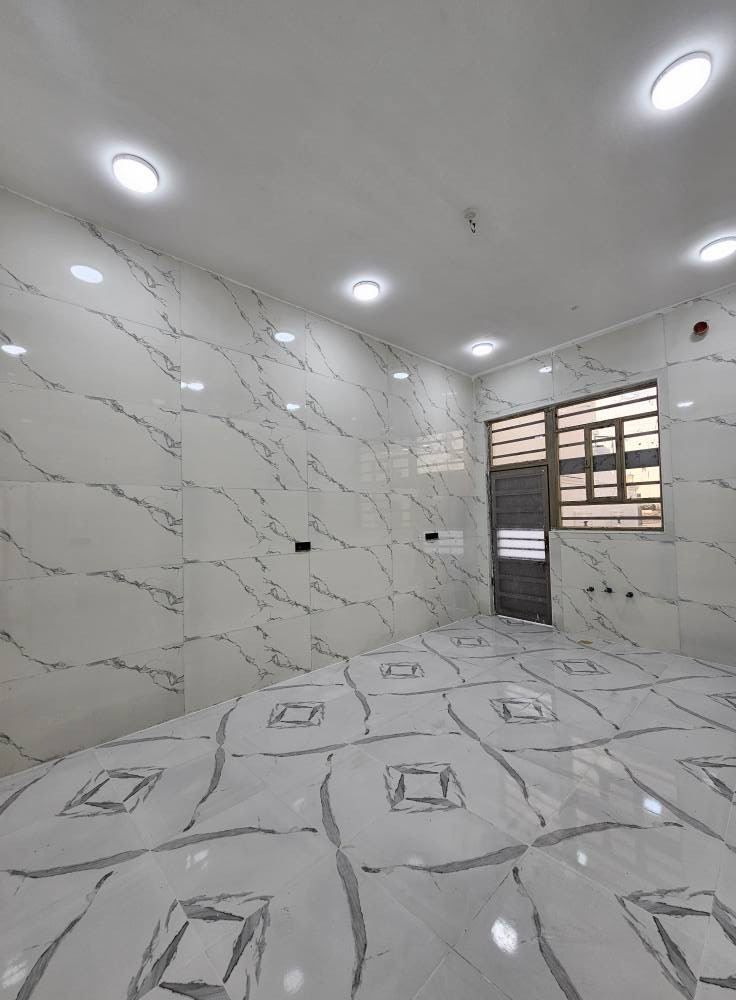🏡 دار حديث للبيع – فرصة مميزة للسكن والاستثمار
📍 الموقع: البصرة / أبي الخصيب / محيلة
🔹 المساحة: 250 متر
🔹 نوع الملكية: طابو زراعي عراقي
🔹 حالة الدار: بناء حديث وجاهز للسكن
✨ تفاصيل الدار:
• 3 غرف نوم مريحة
• صالة كبيرة
• غرفة استقبال أنيقة
• مطبخ
• صحيات داخلية وخارجية
• كراج كبير للسيارة
• حديقة مناسبة للعائلة
💡 المميزات:
✔ جميع الخدمات متوفرة (ماء، كهرباء، مدارس، أسواق)
✔ موقع هادئ ومناسب للعوائل
✔ تصميم عملي وحديث
📞 للاستفسار: *********** البصرة, العراق
