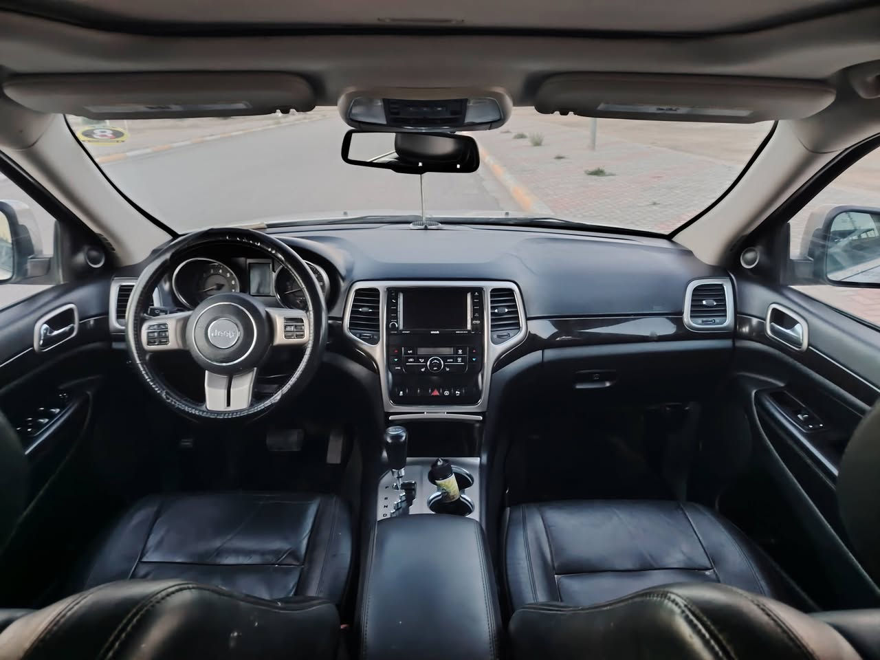 السلام عليكم... 
جيب موديل 2013 وارد امريكي.. 
بيها جاملغ وبنيد بدون دواخل.. 
فول مواصفات... 
ماشية 70 الف.. 
رقم بغداد.. 
مكان السيارة بكربلاء.. 
السعر 158.. 
***********
