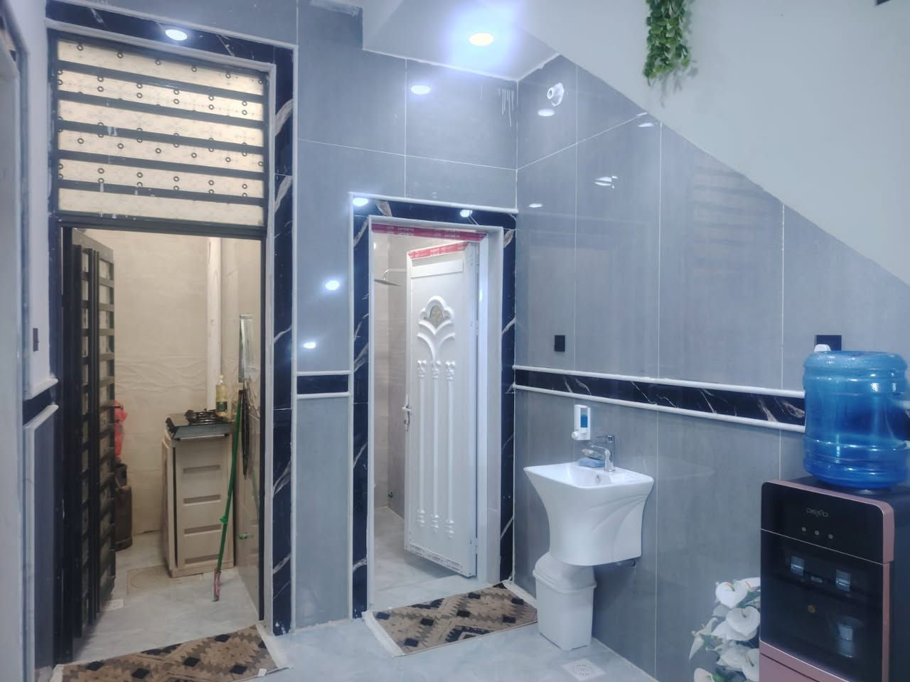 بيت للبيع مساحه 100 طابق ونص منطقه حجي حسن الجمعيات ***********
