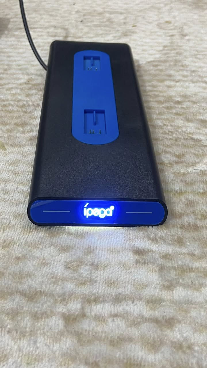 شاحن وايرلس PS4 iPega للبيع - ممتاز، يشحن يديتين  بس معوز قطعة شحن الدوكرز 
منفذ USB 3.0 
متوافق وي كل اصدارات البلي ( PS4 fat , PS4 Slim , PS4 Pro )
ضمان فحص عند الاستلام 
السعر : 12 الف 
التوصيل مجاني 
عندي توصيل لكل العراق 
العنوان : بغداد ، الزعفرانية ، الاربع شوارع 
للتواصل خاص او واتساب : ***********
