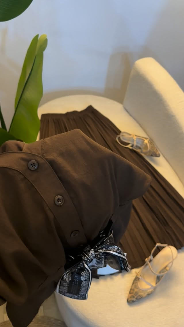 ✨ إطلالة أنيقة تجمع بين البساطة والرقي ✨
سوت لنن مميز بتصميم عملي وأنيق، يتكون من قميص وتنورة كبس، مناسب للإطلالات اليومية والمناسبات.
📏 التفاصيل: ▪️ طول القميص: 60 سم ▪️ طول التنورة: 100 سم
🎨 متوفر بـ 3 ألوان: 🖤 أسود 🤎 جوزي 🩶 رصاصي
💫 خامة مريحة وتصميم يبرز الأناقة بكل تفاصيله. سارعي بالحجز قبل نفاد الكمية

#سوق_أميمة #سوت_نسائي #تنورة_كبس #موضة_نسائية #ملابس_نسائية ستايل_راقي إطلالة_أنيقة أزياء_عراقية فاشن ملابس_العراق ترند ستايل_يومي أناقة تسوق_أونلاين عروض_ملابس


**إذا كنت صاحب هذا الإعلان وتريد حذفه لأي سبب، رجاءا أرسل رسالة إلى الدعم الفني**