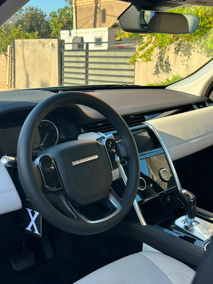 السلام عليكم 
لاندروفر دسكفري 2020 
خليجي وكاله سردار
فئه سبورت P200
بصمه - كشنات كهرباء 
فورويل - قياده داتيه 
تحديد مسار - شاشه كامره 
مري شفط - اوتو دم 
ويل اسود - داخل بيجي 
تبريد شاشه 
سقف بانوراما جام 
ماشيه 28 الف كيلو 
بيه باب الصندوق صبغ فقط 
سياره جديده مابيه اي نقص 
رقم بغداد باسمي 
السعر : 22500$ 
بغداد - المنصور 
***********
