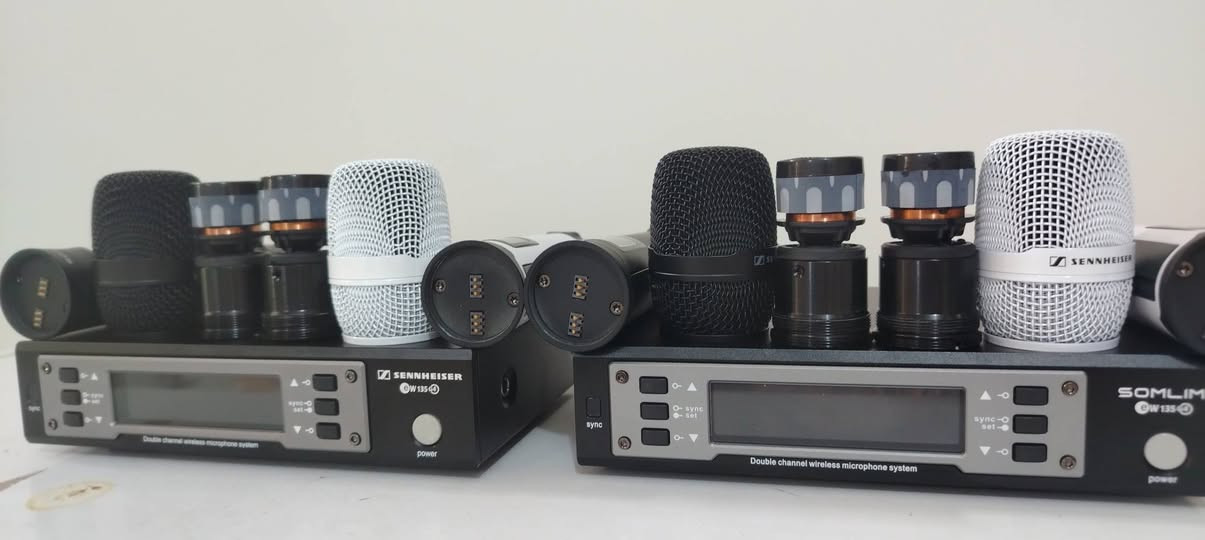 تابع الفيديو السلام عليكم ورحمة الله وبركاته مايكات لاسلكي باله من شركة سنهايزر دبل يده دبل كويل تگدر تربط عربانتين بمايك واحد مده حقيقي للأجواء المفتوحه 150 متر للأجواء المزدحمه 100متر صافي اي استفسار هذه رقمي *********** واني خادم اخوكم وخادمكم ملا عصام الكربلائي
