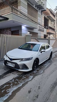 كامري هايبرد 🔋 موديل 2024 اصل لون ابيض اصل گير محرك بطارية تبريد كله ش...