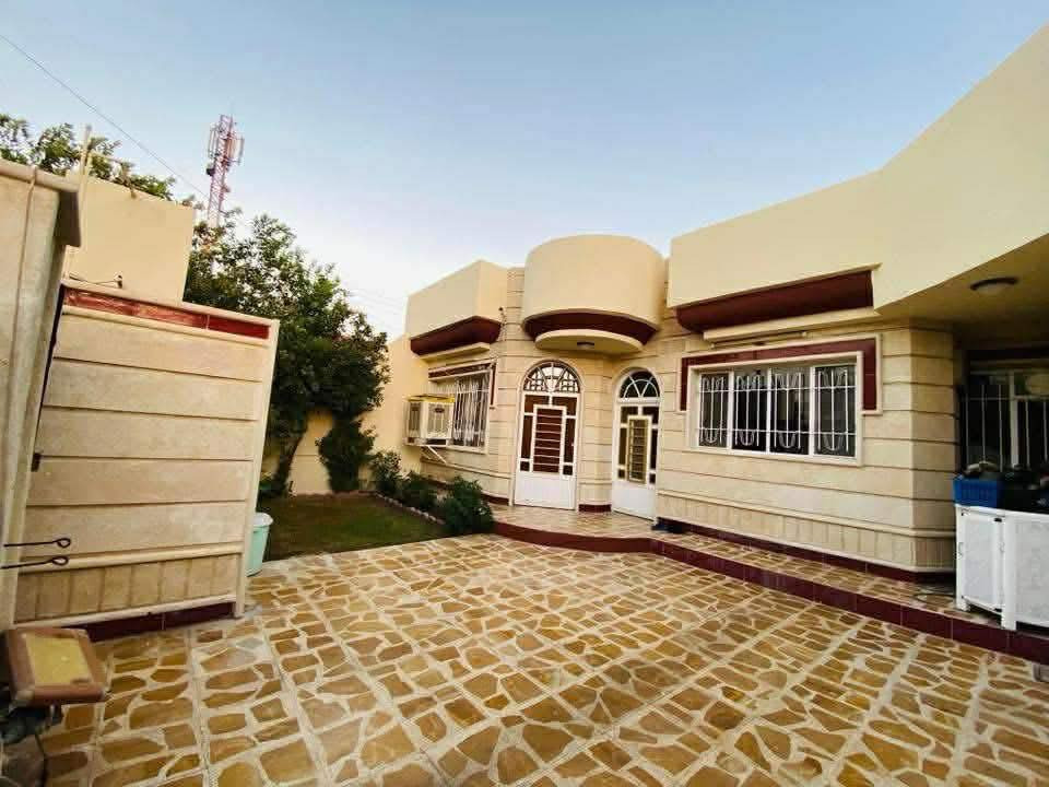 لسلام عليكم
دار للبيع في حي الاخاء قرب مؤسسة الشهداء او مدرسة عبدالله بن الزبير 
 
المساحة 250 متر / طابق واحد

🛑 ( سند طابو ملك صرف )
شرط التحويل 

الواجهة 10 عمق 25 
- اتجاه الدار شمالي 
- غرفتين وصالة وغرفه استقبال 
- مطبخ حار وبارد 
- تواليت غربي وشرقي 

-مقابل البيت حديقة  
-عرض الشارع 12 متر 
 
حديقتين داخلية وخارجية 

الدار نضيف جداً وصالح للسكن 

اي استفسار يرجى الاتصال على الرقم 
***********
او ***********

رجاءً اي معلومة ثانية عن الدار الاتصال على الرقم
