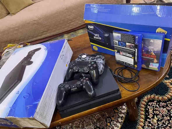 السلام عليكم بلي4 سلم واحد تيرة
الجهاز نضيف لا مفتوح ولا مصلح مستعمل شي
قليل🚫
غراض الجهاز(3جوستكات ، يوبي اس ، قرص فيفة2018 ) 

السعر: 280 وبي مجال بسيط⚡️

الموقع: بغداد العامرية
رقم الهاتف: ***********
