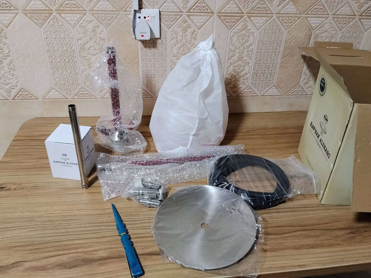 سلام عليكم اركيله الماني اربع تنافيس ويصير يدخنون بيها اربع اشخاص كاربون فايبر سل ستيل الثقيل جديد غير مستعمل مكاني نجف*********** وات ساب متواجد سعر٨٥ وياها فنجان كرستال اصلي
