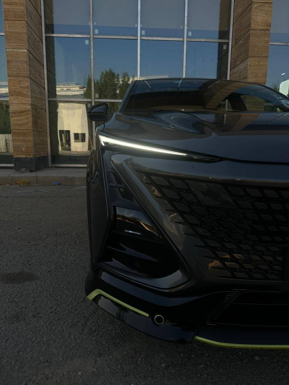 ‎السلام عليكم
‎شانجان يوني تي 2024 
‎ماشيه ١٢ الف بعده زيرو 
رقم بغداد لون مميز 
بعده بضمان الشركه
‎بمحرك 1.5 L تيربو 
‎السياره فووول مواصفات فول 
‎بصمة 
‎جلد 
‎ركن ذاتي 
‎قيادة ذاتيه 
‎بانوراما 
‎شاشة عرض وشاشة اعطال 
‎قطعتين تبريد 
‎تحكمات ستيرن كامل 
‎كشنات كهرباء بنظام خزن ميموري 
‎كاميرات 360 درجه 
‎شاحن لاسلكي 
‎ثلاجة 
‎جنطة كهرباء 
‎محاكي تنفيذ الاوامر الصوتية 
‎وهواي مواصفات بعد بيها 
السياره اقساط الياخذه يكمل اقساطة
دافع مقدمه للشركه ١٤ مليون ومصل للشركه ٣ يعني واصل للشركه ١٧ مليون باقي عليه ٢٥ مليون وعارضيه ب١٢ ونص وبيه مجال بسيط لان السياره لوك جديده جديده للاستفسار الرقم ***********
