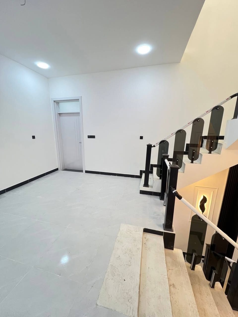 السلام عليكم
الدار للبيع المساحه 100متر  طابقين وبيتونه 
 واجهة 6وربع نزال 16 متر 
الموقع الدورة البعيثه مجمع  السلطان الاول خامس فرع من الشارع العام 
 الدار يحتوي على 3 غرف نوم وصالة واستقبال  ومطبخ وخدمات عدد 3
ملاحظه الدار بأسمي مباشر بدون دلاليه تنازل شركه بأسمي 

***********
