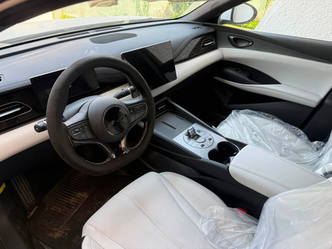 السلام عليكم
Byd seal 06 
موديل 2025 

لون ابيض داخل ابيض انتبه لون ابيض مو حليبي داخل ابيض احلى شي واقل شي بالسوك 

بطارية 80 km بالشحنة 

4 كاميرات نظام 360 درجة 

حساسات امامية خلفية 

ماشيه 4000 كيلو 

شاشة دواره 

كرسي السائق كهرباء 

مكفولة كفالة عامة السياره على وضع الشركة 

مرقمة بغداد باسمي هزه جديدة تحويل ثاني يوم 

مكاني بغداد 

السعر 158 ورقة قفل قفل 

***********
