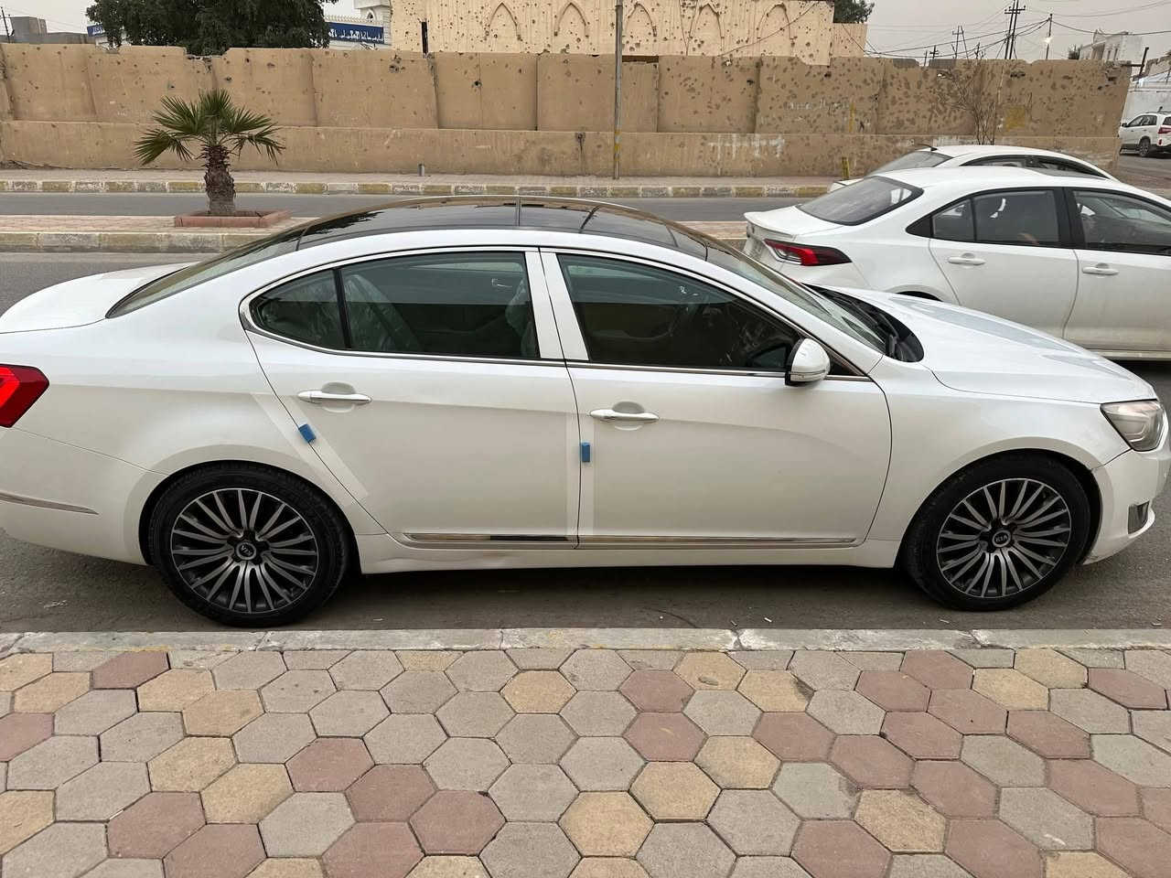 السلام عليكم
مكفوله كفاله عامه 
كدينزا 2014 خليجيه بسمي فول 
بيه سونار 
مواصفات 1/1 
شتريد بيها مواصفات 
بصمه وترحيب ومري شفط
فتحه ونبوراما 
كشنات كهرباء 
تدفاء كشنات 
ستيرن كهرباء 
سماعات انفنتي 
برده خلفيه 
مري قلاب أثناء البك 
تحكمات ستيرن فول 
تحكمات خلفيه
كامره خلفيه 
وبعد هوايه مواصفات 
مكانه الرمادي الخالديه  
ماشييه ٢٠٠
*********** 
جماعة المحافظات سياره خير من الله
السعر 148وبيه مجال بسيط
ملاحضه غير متواجد على الفيس
