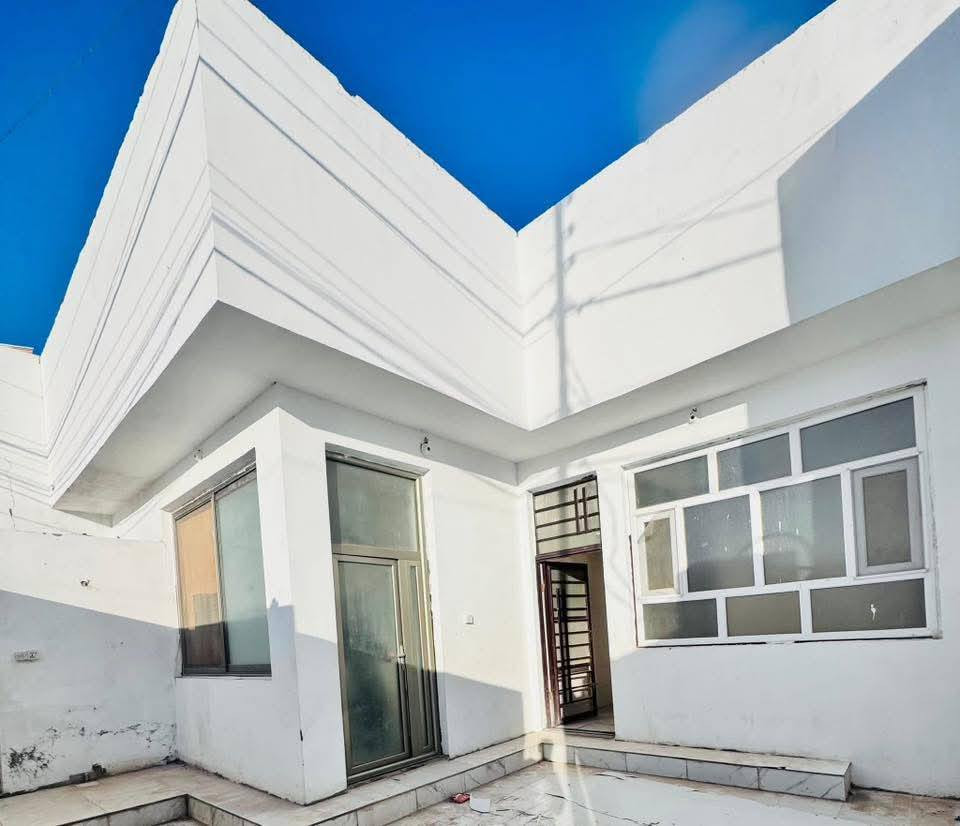 رهن  ٢٠٠ متر  مجمع بيتي ٢
مقابيل الصلطان طابق واحد 
يتكون من ستقبال بطبخ صالة
غرفه عدد ٢ صحيات عدد ٣منور  سعر الرهن 35
مدتت الرهن مفتوحه باقي التفاصيل 
***********
