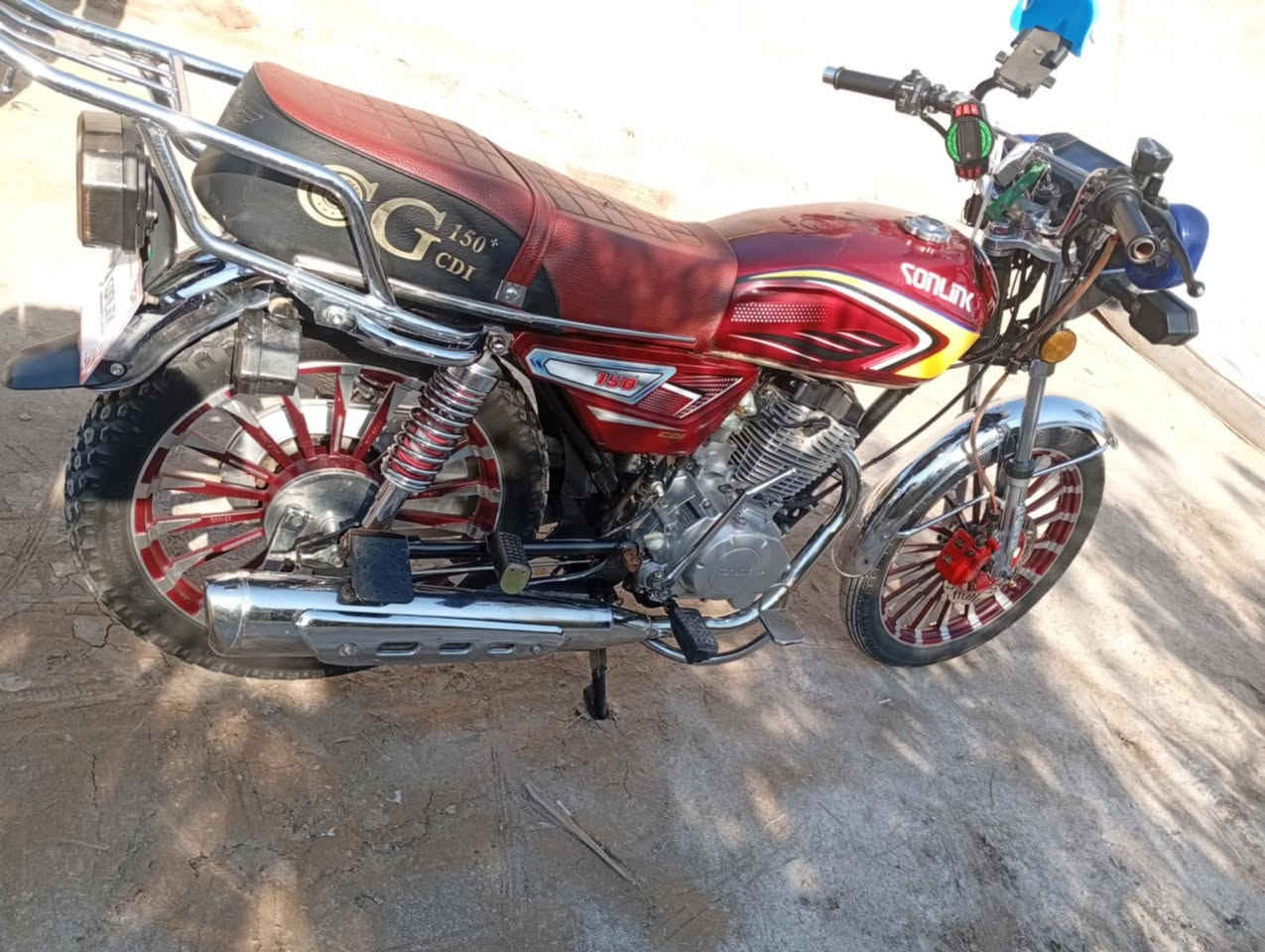 السلام عليكم للبيع سونلنك موديل 24 دراجة نضيفة ومكفولة لاتجي وتكلي شبيهة مكفولة تايرات جدد باتري جديد اي نقص مابيه السعر 750 العنوان صويرة خاص مامتواجد رقمي ***********
