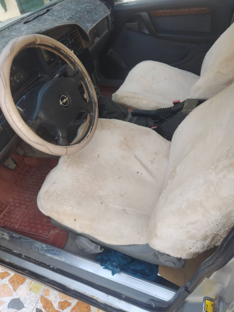 سلام عليكم اوبل اوميكه نظيفه بلاديه موديل ٩٢ السعر ٣٩  وبيهه مجال  العنوان رمادي البوفراج ما متواجد عل فيس رقم الهاتف ***********
