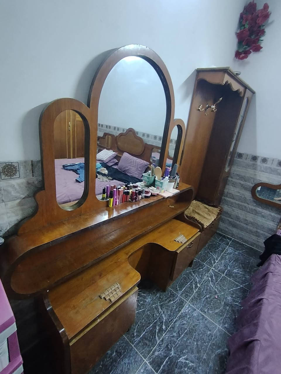 غرفة نوم للبيع300الف رقم الهاتف ***********
