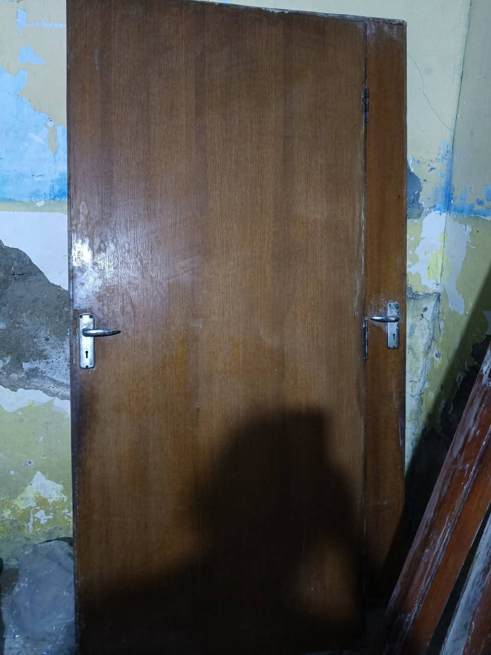 ابواب خشب شغل قديم ثقيل عدد اربعة السعر 150
***********
