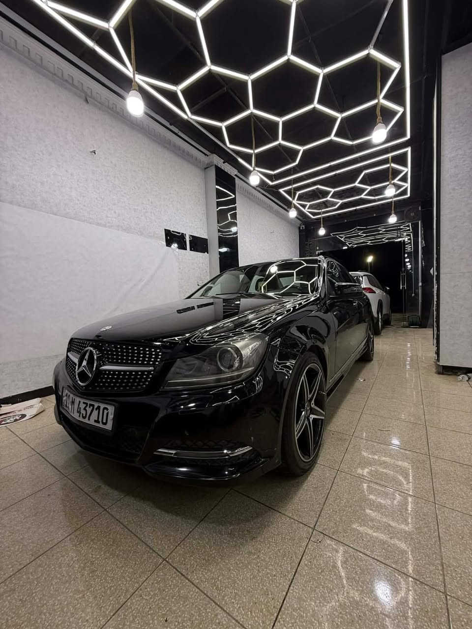 السلام عليكم مارسدس c300موديل 2013حجم 204السياره بدون حادث صبغ خشم الجاملغ الأمامي كد شبر السياره جديده احله من صور هزه جديده قبل شهر ادامه كامله تخم تاير تخم ويل جديد سياره فول فتحه تحكمات ستيرن كشنات كهرباء كشنات جلد داخل بيجي مكان السياره بغداد دوامي بغداد من الجمعه متواجد بكربلاء السعر 127 وبيهة مجال حك جيه ***********
