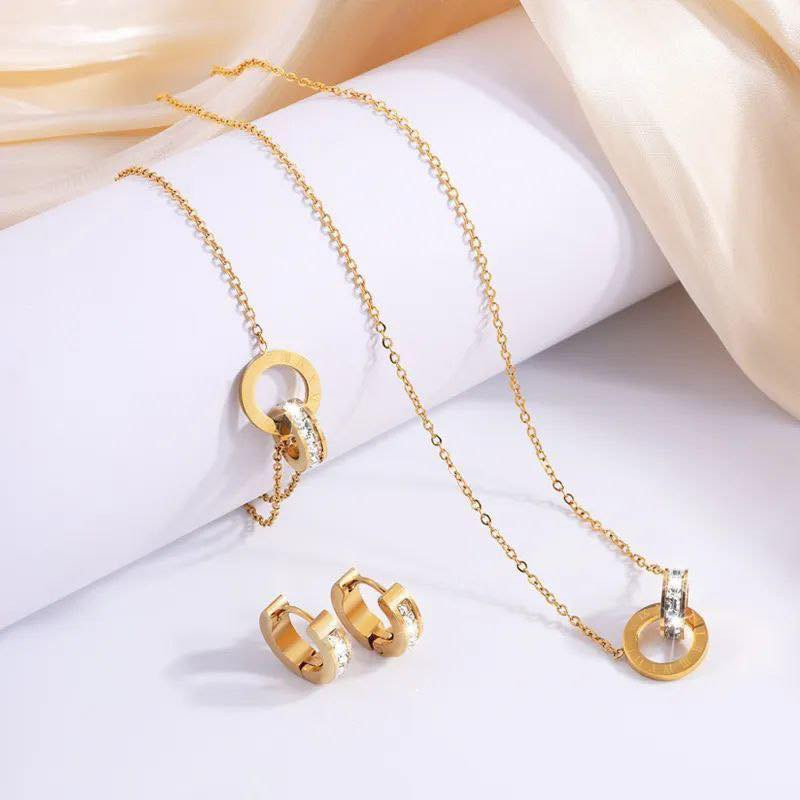 🤝 سيت شكل حلقات مرصعة بالكرستال 🤝
سيت متكون من قلادة + سوار + تراچي 🤝

🌟كوالتي ممتاز أصلي ✔️
🌟طلاء ثابت بجودة عالية 💯
🌟غير قابل للصدأ ✔️ 
🌟مصمم بلمسة جاذبية 😍 
🌟تألقي بسحر جاذبية التصميم المميز 💕
🌟متوفر باللون الذهبي 💛

🚘يوجد خدمة توصيل لجميع محافظات العراق ٤ الاف🚘


**إذا كنت صاحب هذا الإعلان وتريد حذفه لأي سبب، رجاءا أرسل رسالة إلى الدعم الفني**