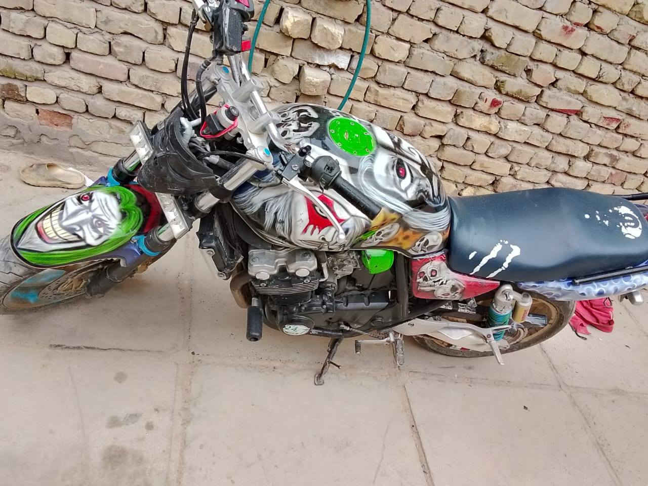 سلام عليكم  للبيع بطح سيبي فور جيل ثاني محرك 400 الدراجه نضيفه بمعنه الكلمه قبل فتره نكلبت بيها وهسه عرضتها للبيع الضرر بس التانكي بل صفحه ولباقي كله كفاله مكان دوانيه الستفسار خاص ورقم ***********
