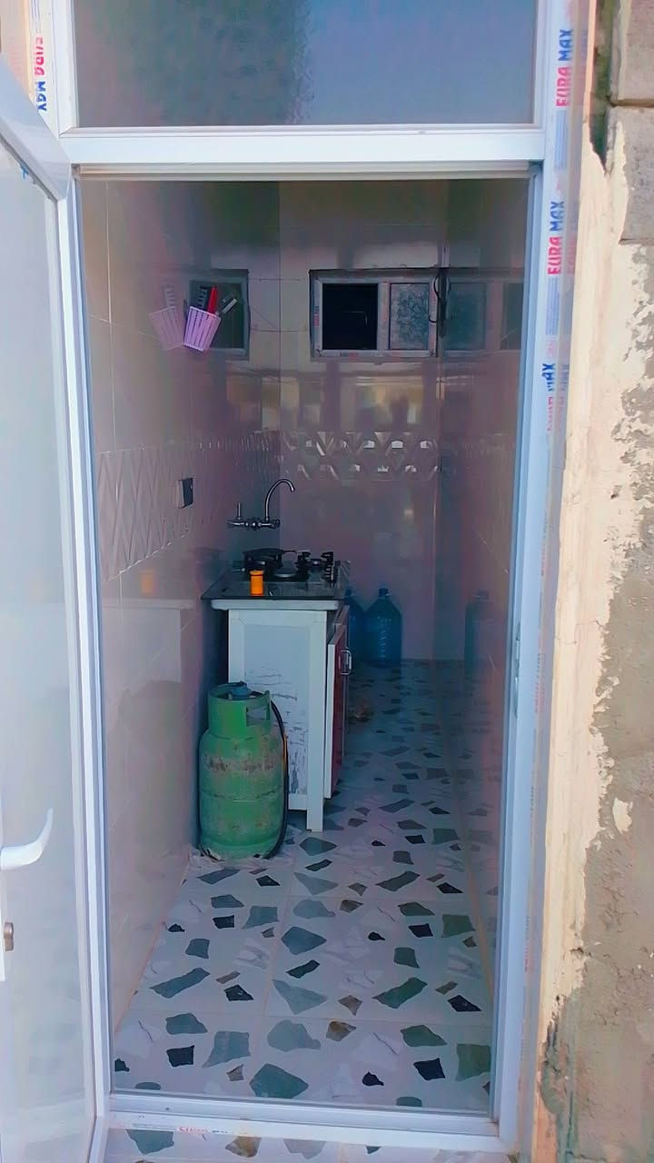 سلام عليكم
بيت 200 متر 
بناء جديد 

غرفتين 4*4
استقبال 
مطبخ حار 
مطبخ بارد 
منور خلفي 
مجمع درج 
فول سيراميك 
نقصه بس واجهيه او محجر درج 

منطقة بختياري قرب مدرسة حسين منصور 
اي ستفسار 
***********
