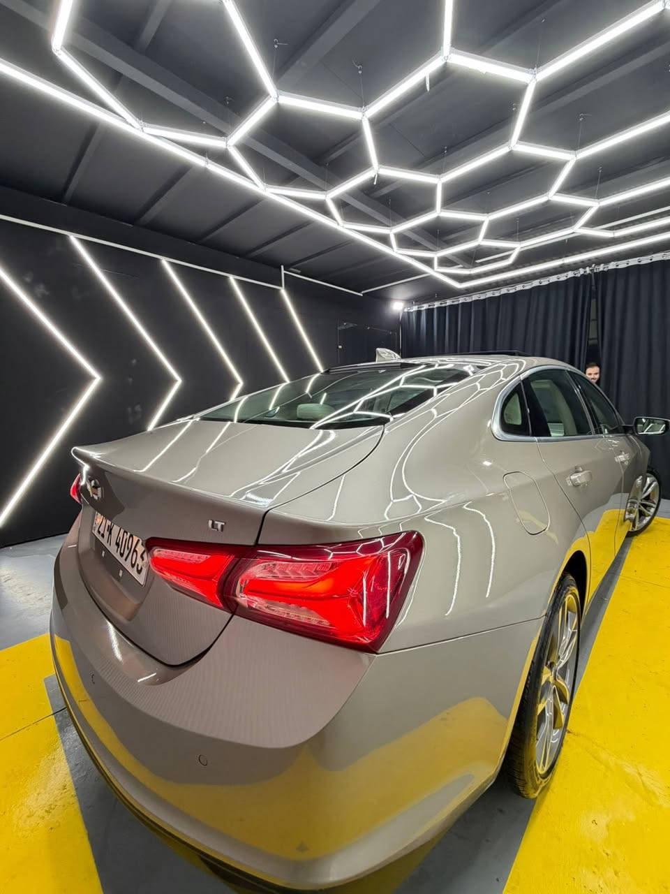 شوفرلیت مالیبو 2024 بریمیر
مواصفات بریمیر داخل کریمی اعلی فئە 
سیارە ماشیە ٢٦ الف حقیقی و کلش جدیدە 
اللون شامبانی و داخل کریمی و ساج ماکو اختها 

"مواصفات بریمیر فوول اعلی فئە 
بانوراما ،، بصمە ،، شاشە ئایباد کبیر گیچ الکترونی  ،، شغال یعنی تشغیل عن بعد ،، ئوتو ستارت ستوب ،، کشنات تدفئە تبرید و جلد ،، ستیرن هیتر ،، رادار امامی و خلفی و جانبی بریک کهربائی ،، دبل صالنصا ،، ویل کروم بیلادی ،، دبل گیر ،، کشنات کهربائی ،، کامیرا ،،  و بعد هوایە مواصفات ... 

سياره بیها بس قطعە وحدە صبوغ بدون دواخل بدون  ایرباگ باقی سیارە مکفولە من کلشی لا صبوغ و لا تبدیل و سیارە حیل حلوە و جدیدە تخبل ماشاالللە 
محرك و الگیر ما مفتوحە وبدون ای خلل بشرط الفحص کلشی علی وضع البلادی .. ✅

سنویە و الهزە جدیدە حتی 2031 تحویل و الوکالە بشرط نفس الیوم 
صدر و حدادیە بشرط جدیدە مابیها نقص ..
گیرو مکینە و الکهربائی بشرط بدون خلل ..

الاخوان سیارە مال بیت مابیها نقص ای شی جاهزە من کل نواحی الحمداللە .. 

سعر / ١٥٥ مجال بصیط لطیبین 
موبایل / ***********
مکان / سلیمانیە مرکز المدینە
